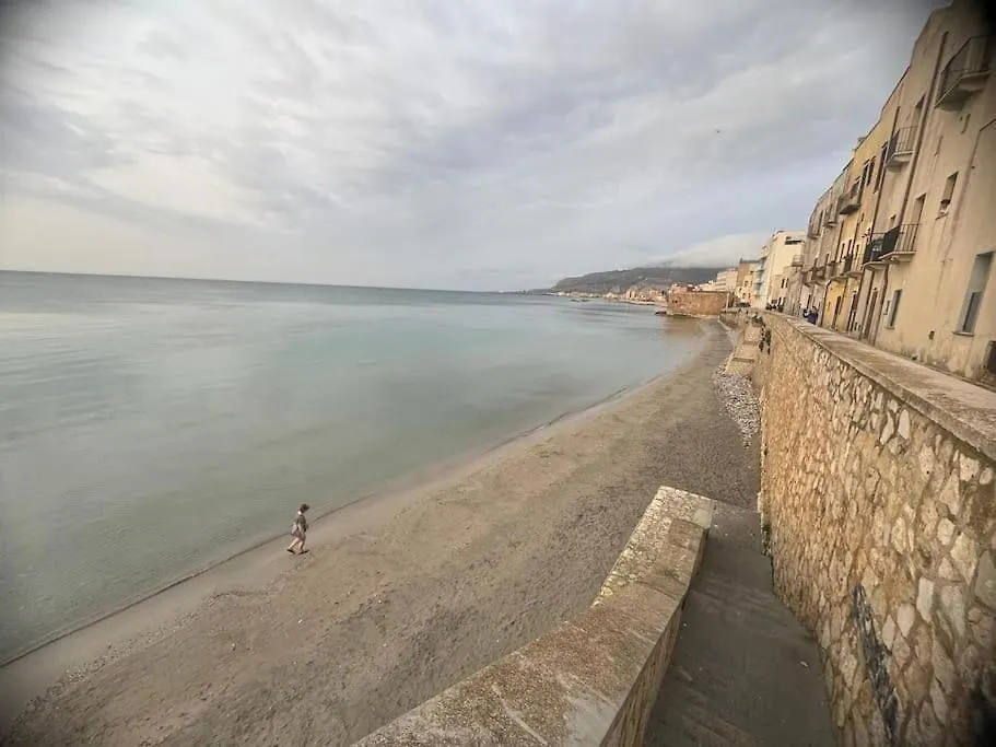 Lato Nord Il Giallo Vista E Accesso Mare Diretto Trapani Italy